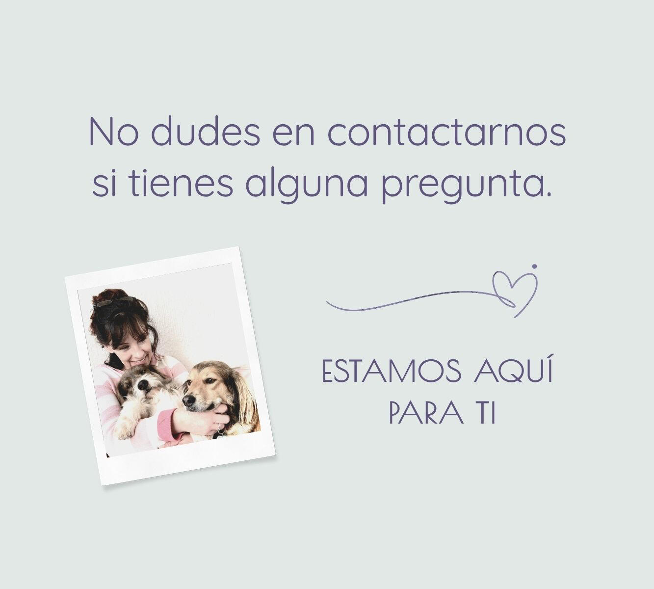 Andrea con sus amados perros, Noel y Michel, acompañada por el texto “No dudes en contactarnos si tienes alguna pregunta” y “Estamos aquí para ti,” transmitiendo una cálida invitación a comunicarse.